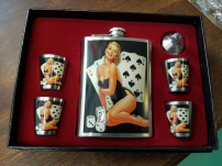 Pin up lady as image on hip flask, gift wrapping 🍸