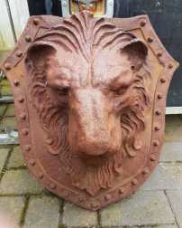 Cast iron lion's head, mighty beautiful....super😎