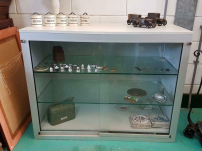 vintage vitrinekast/toonbank met glazen schuifdeuren