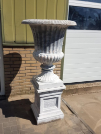 Big, bigger, grand...beautiful concrete garden vase on pedestal 😍