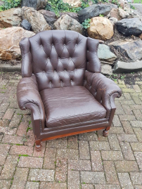 Chesterfield armchair, lived-in condition, patina 🤩