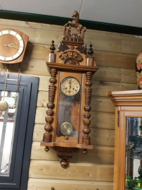Beautiful antique clock, I think walnut veneer ... beautiful thing 👌
