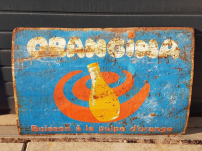Groot ijzeren bord met de bekende fles Orangina.