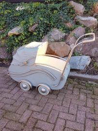 Not a doll's pram but a real pram from the 50's 😍