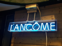 Toffe Lancôme vintage neon in een behuizing van plexiglas😍