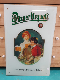 Bierreclame Pilsner Urquell op een facet geslepen glasplaat.