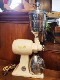 Large antique coffee grinder from the Dutch company Olland 😍