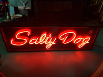 Mega grote vintage neon Salty Dog in een metalen behuizing💪