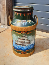 Beautifully painted milk churn, in very neat condition 😀