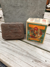 Storage tin for Heerenbaai and with tobacco from Douwe Egberts