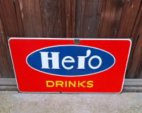 Tof en groot emaille bord van Hero Drinks.
