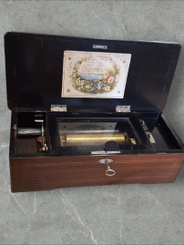 Beautiful antique music box  from around 1870-1890😍