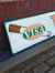 Groot vintage emaille bord met reclame voor Visa-sigaretten.