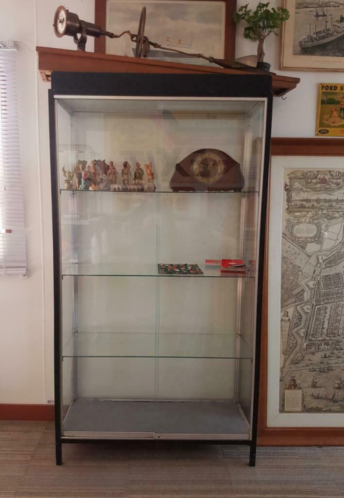 Large vintage display cabinet with sliding doors🤩