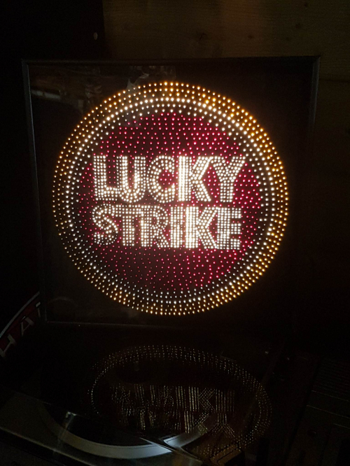 Toffe reclame lamp van Lucky Strike ðŸš¬