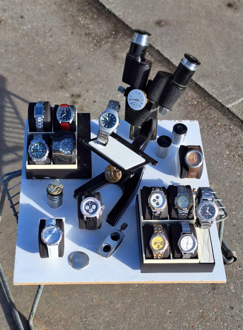 Zelfgemaakte display voor horloges te verkopen op de markt⌚️